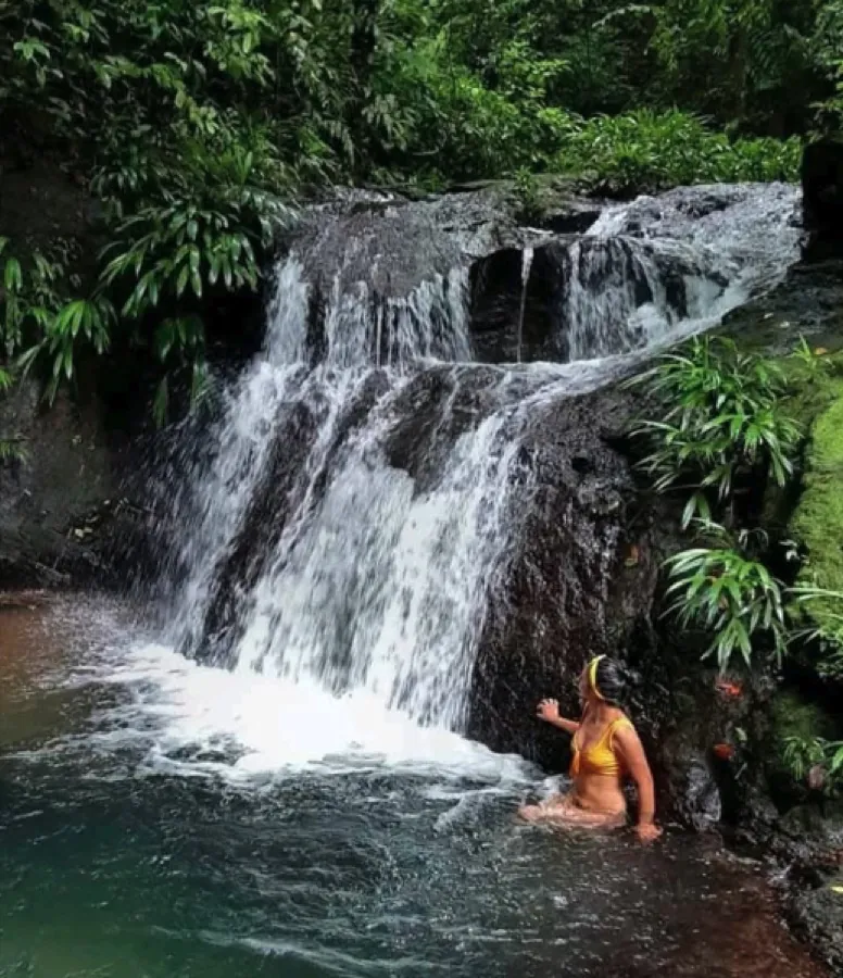Poza y cascada El Tigre en plena selva