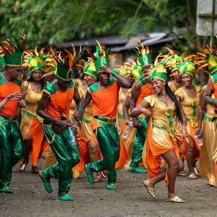 Comparsa con trajes tradicionales en una fiesta del Pacífico