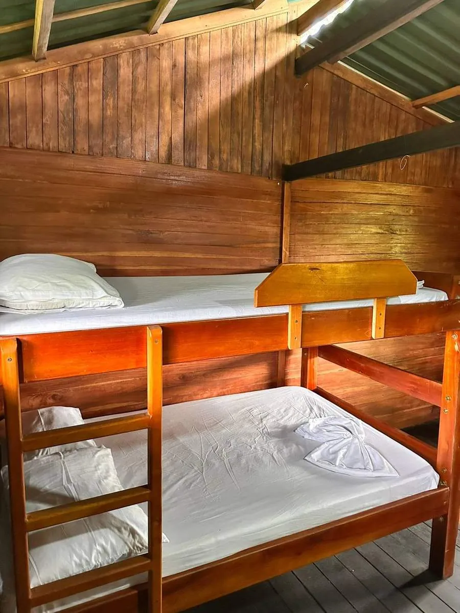 Habitación de madera con camarote